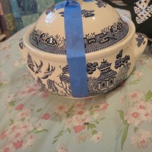 Churchill blue willow tureen or casserole dish